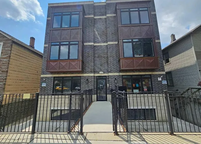 Spacious Modern Pilsen Retreat Sleeps 8 Near Downtown * Chicago