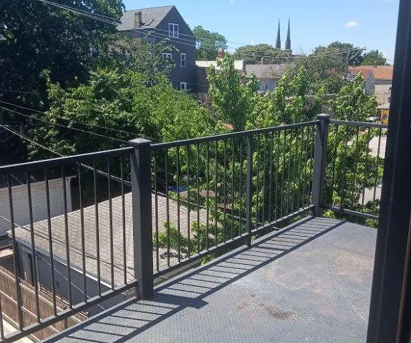 Spacious Modern Pilsen Retreat Sleeps 8 Near Downtown Chicago