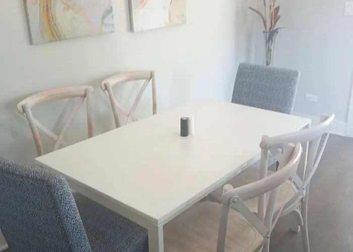 Spacious Modern Pilsen Retreat Sleeps 8 Near Downtown *