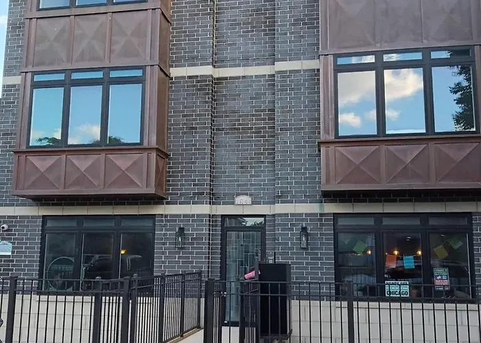 Spacious Modern Pilsen Retreat Sleeps 8 Near Downtown