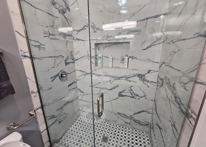 Apartamento Spacious Modern Pilsen Retreat Sleeps 8 Near Downtown