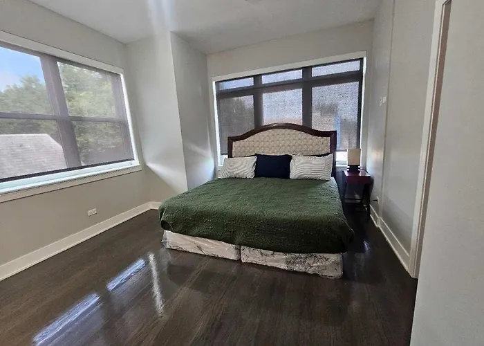 Spacious Modern Pilsen Retreat Sleeps 8 Near Downtown Apartamento