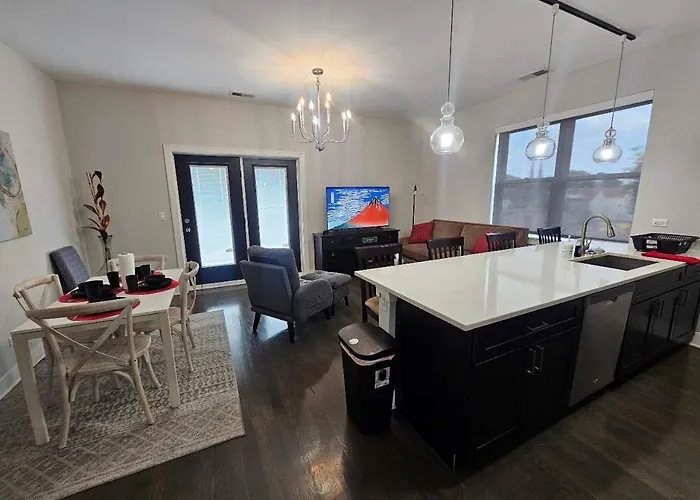 Spacious Modern Pilsen Retreat Sleeps 8 Near Downtown Apartamento