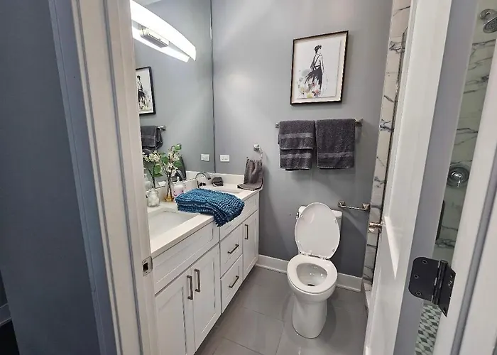 Spacious Modern Pilsen Retreat Sleeps 8 Near Downtown Apartamento