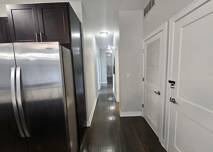 Spacious Modern Pilsen Retreat Sleeps 8 Near Downtown * Chicago