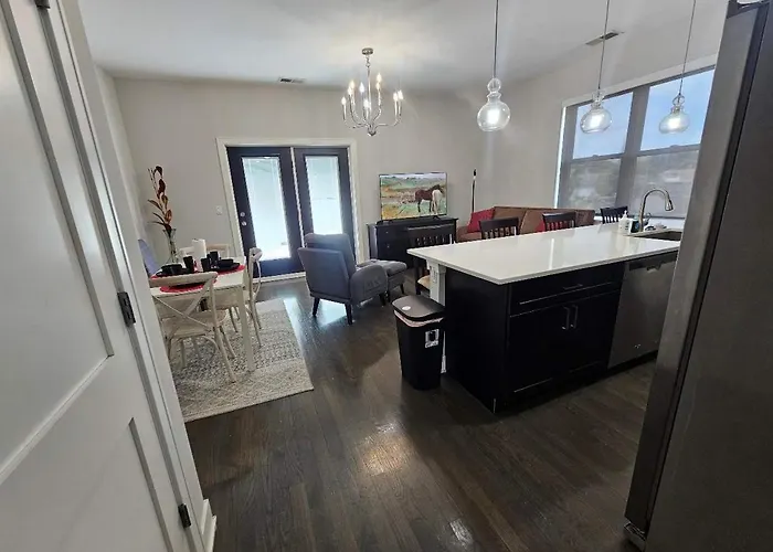 Spacious Modern Pilsen Retreat Sleeps 8 Near Downtown Chicago